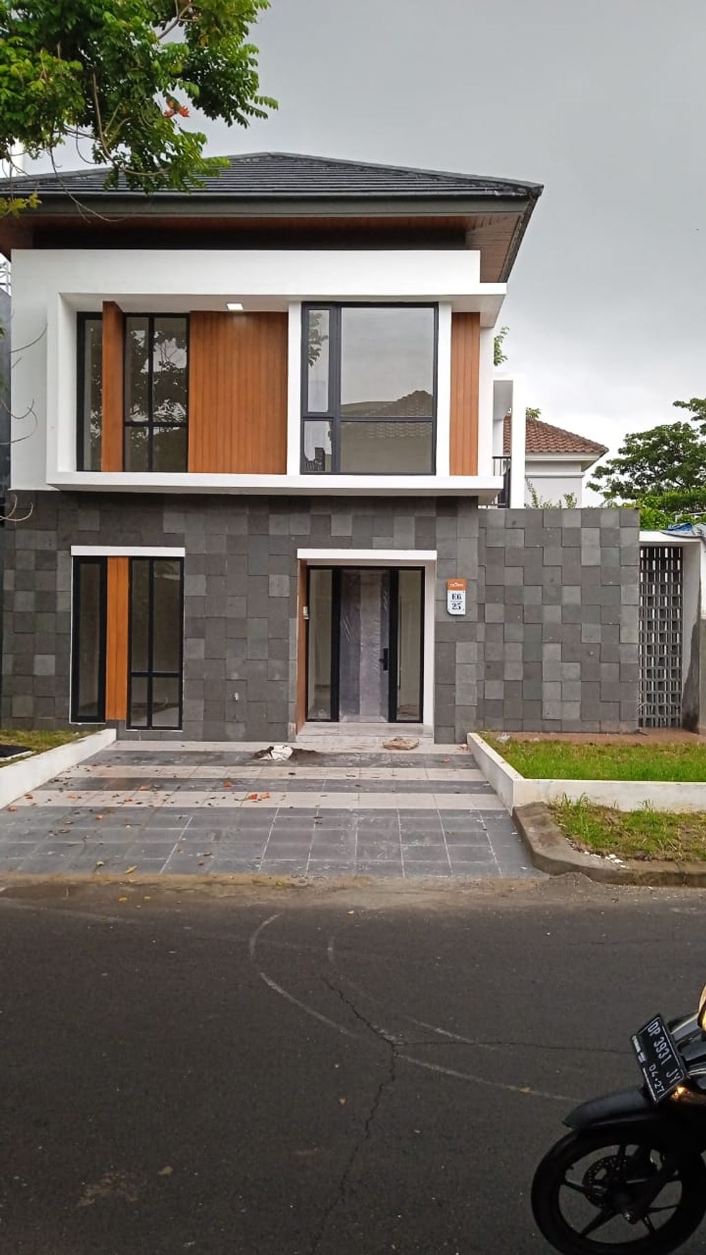 foto tampak rumah tipe CROWN perumahan CITRALAND CELEBES