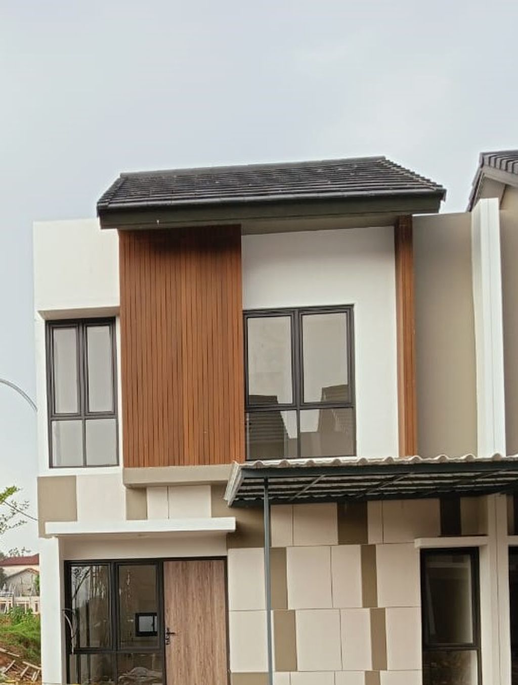 foto tampak rumah tipe SAPPHIRE perumahan GRAND ALMAS RESIDENCE