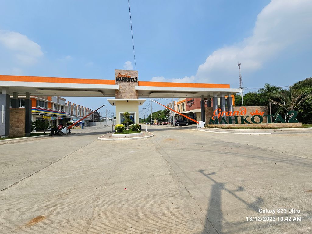 foto gerbang perumahan GRAND MAHKOTA 2_TAHAP 2