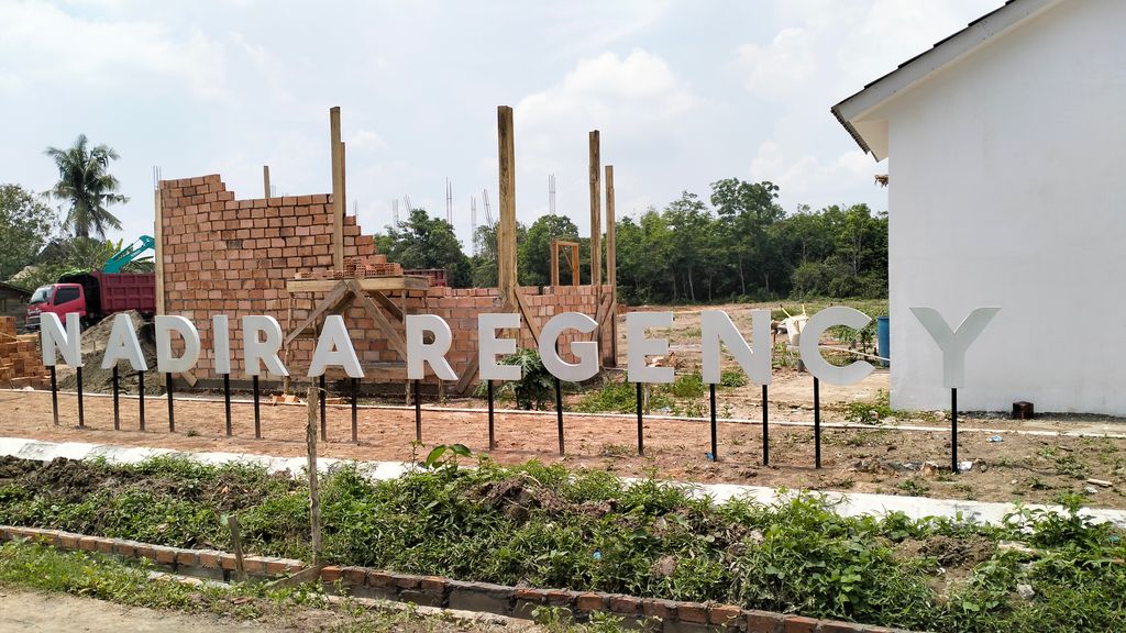 foto gerbang perumahan NADIRA REGENCY 1