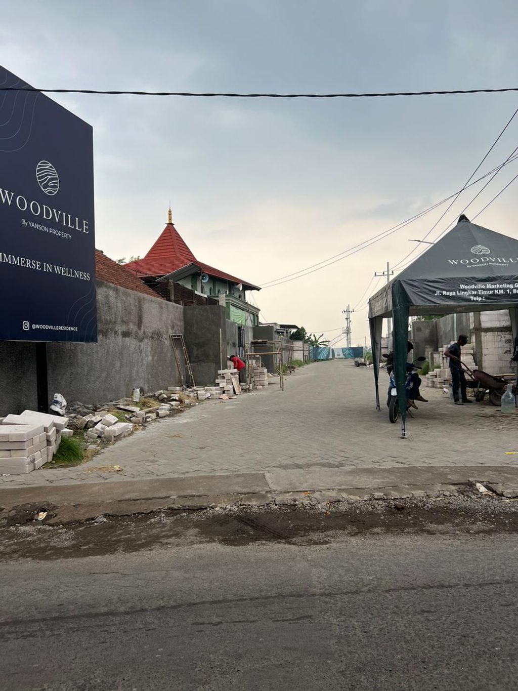 foto gerbang perumahan Woodville Residence