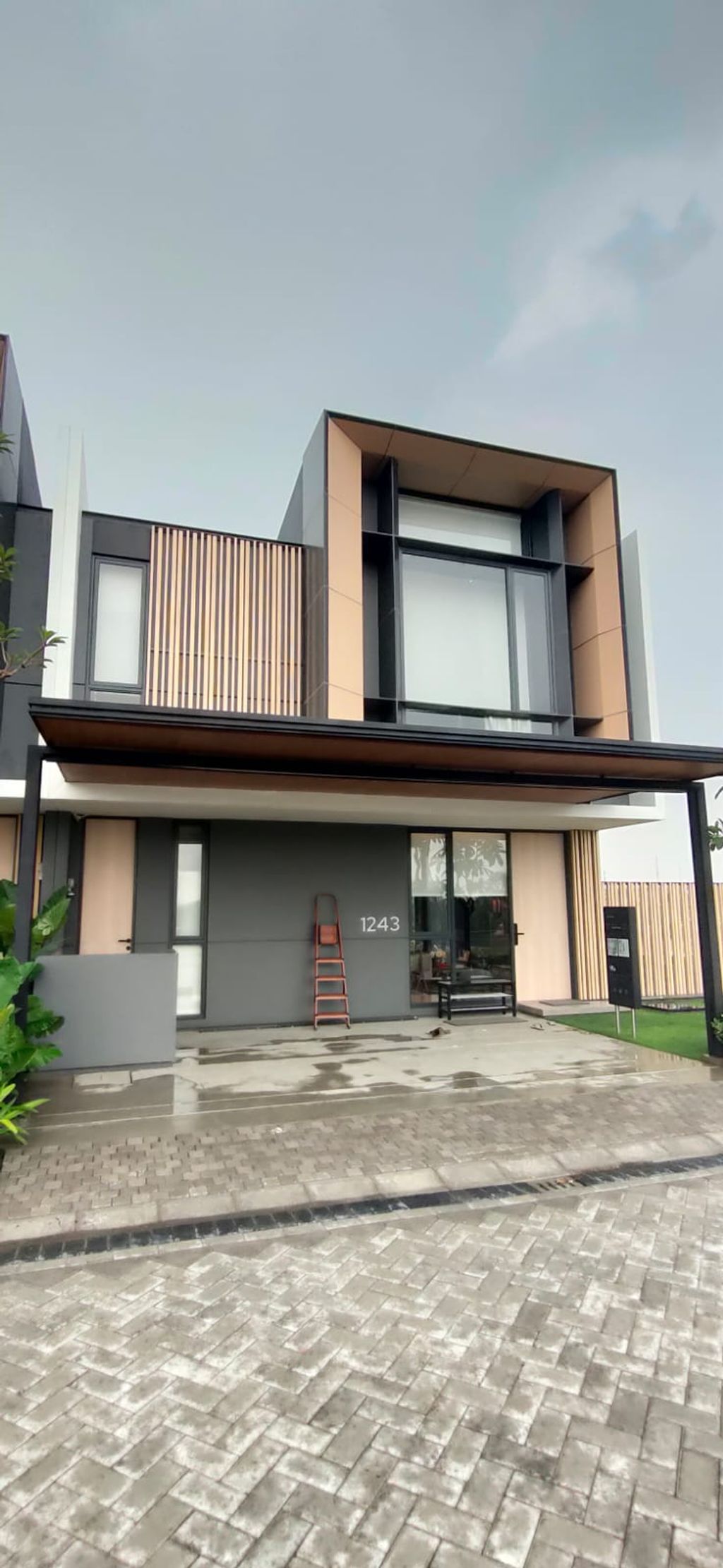 foto tampak rumah tipe The Eleven 1143 Max (12x12) perumahan AMEGA WESTPARC