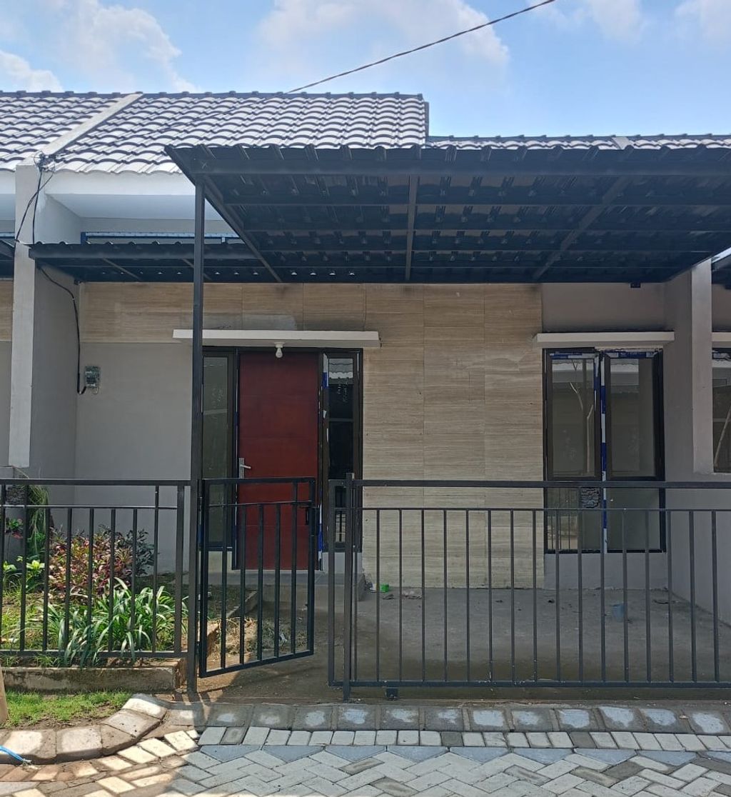 foto tampak rumah tipe New Napolly perumahan Perumahan Grand Kedamean Regency tahap II