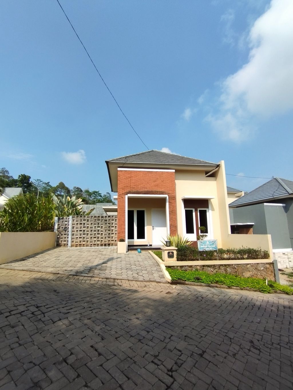 foto tampak rumah tipe 33 perumahan Pandawa Residence