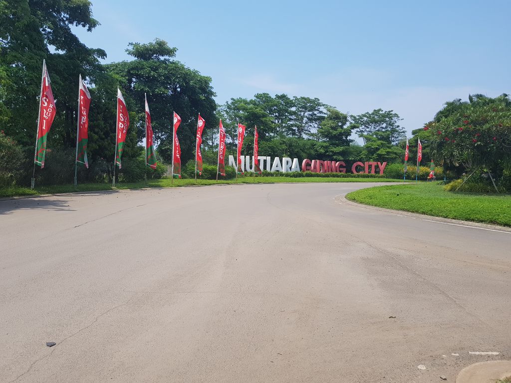 foto gerbang perumahan MUTIARA GADING CITY CLUSTER MONACO & PARIS
