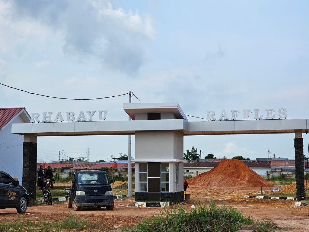 foto gerbang perumahan Glory Raffles III