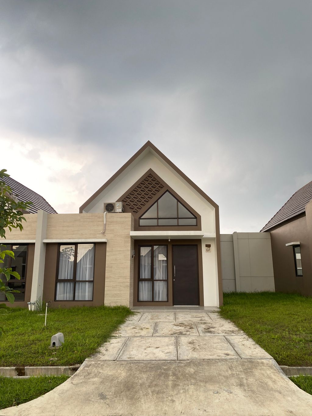 foto tampak rumah tipe 40/160 perumahan KOTA PODOMORO TENJO - ANGSANA BURGUNDY