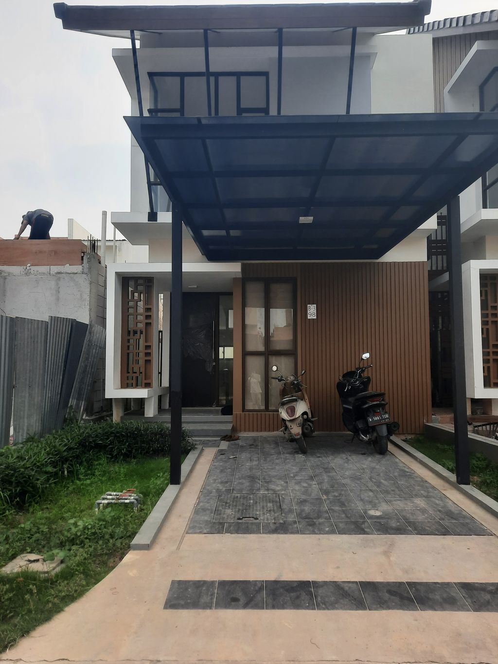 foto tampak rumah tipe 86/105 perumahan Jakarta Garden City Mahakam
