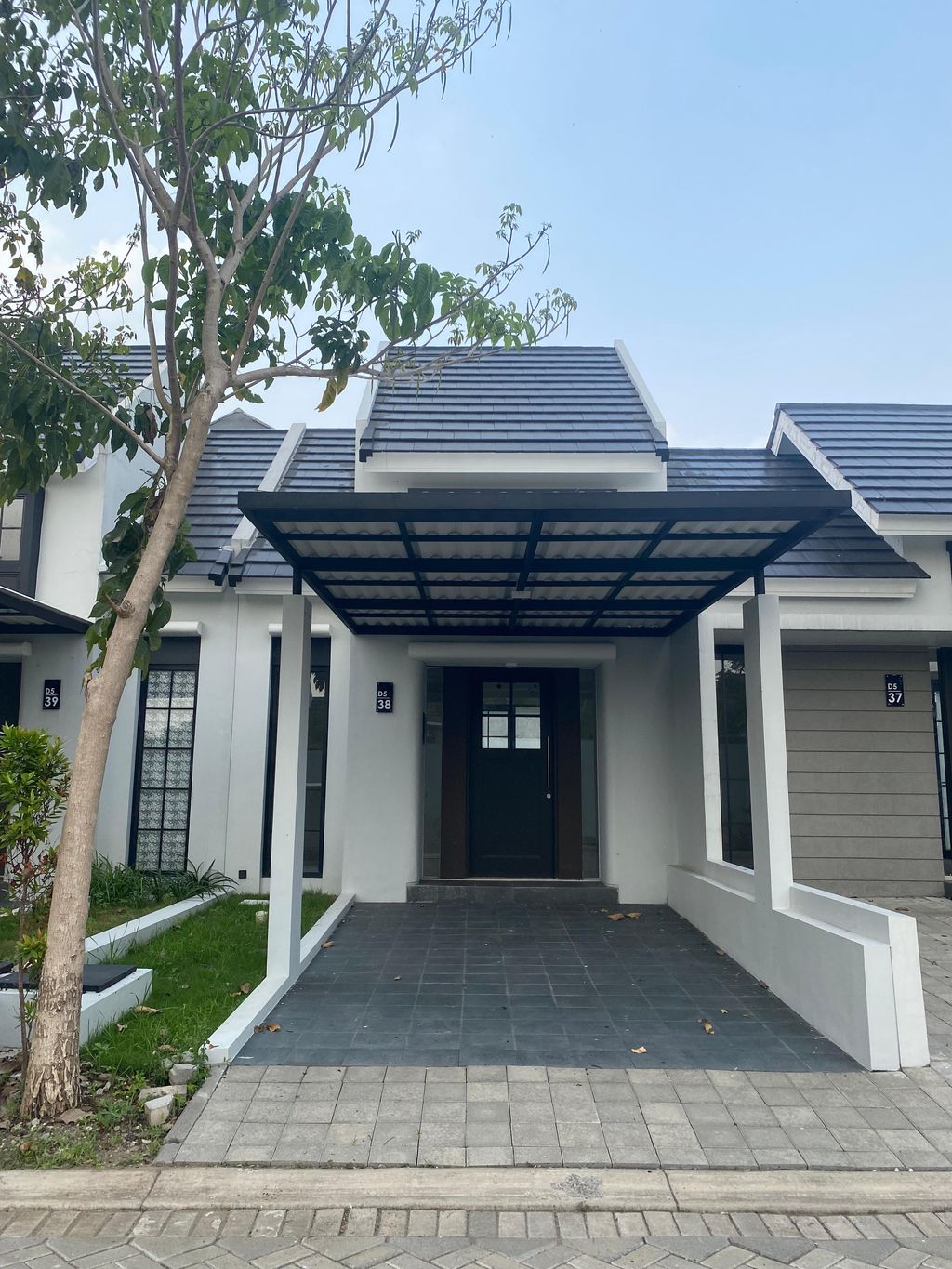 foto tampak rumah tipe CHESTER GRAND I perumahan CitraLand Driyorejo CBD