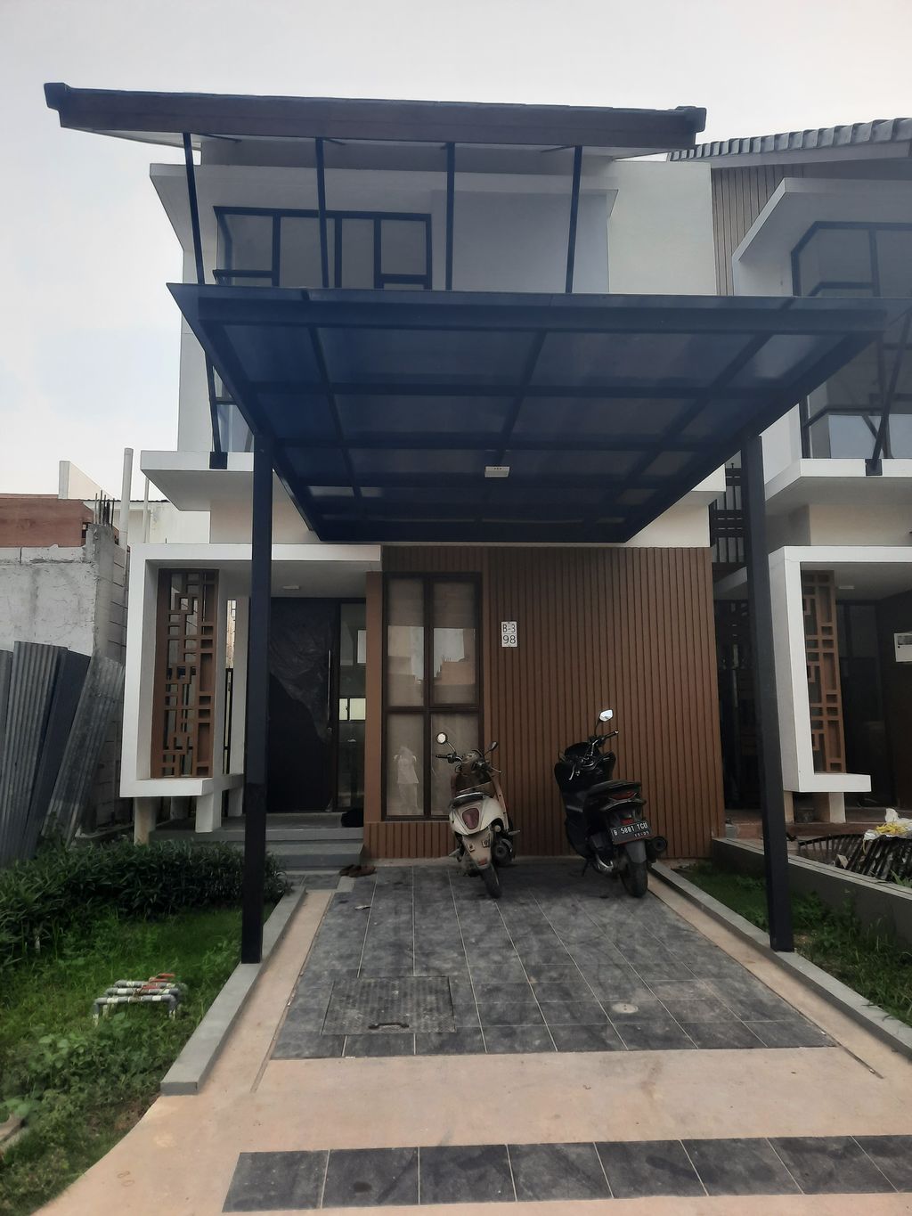 foto tampak rumah tipe 110/136 perumahan Jakarta Garden City Mahakam