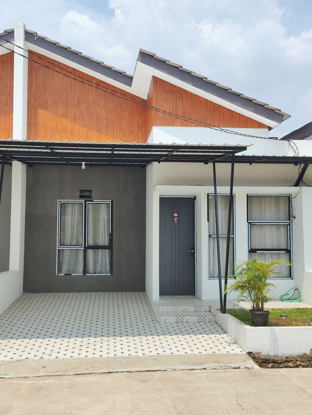 foto tampak rumah tipe 36/90 perumahan Swarnaloka Residence