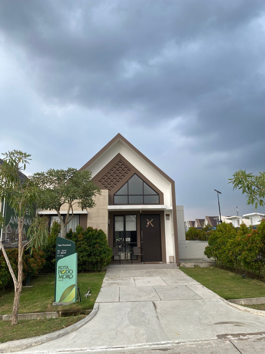 foto tampak rumah tipe 52/160 perumahan KOTA PODOMORO TENJO - ANGSANA BURGUNDY
