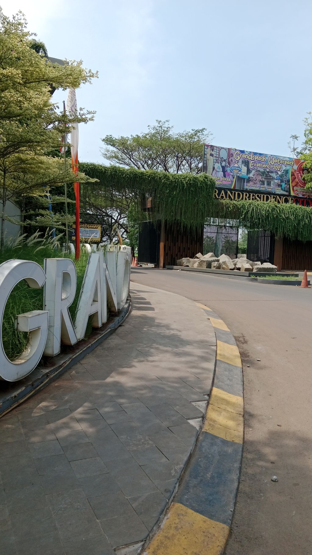 foto gerbang perumahan GRAND RESIDENCE CITY.