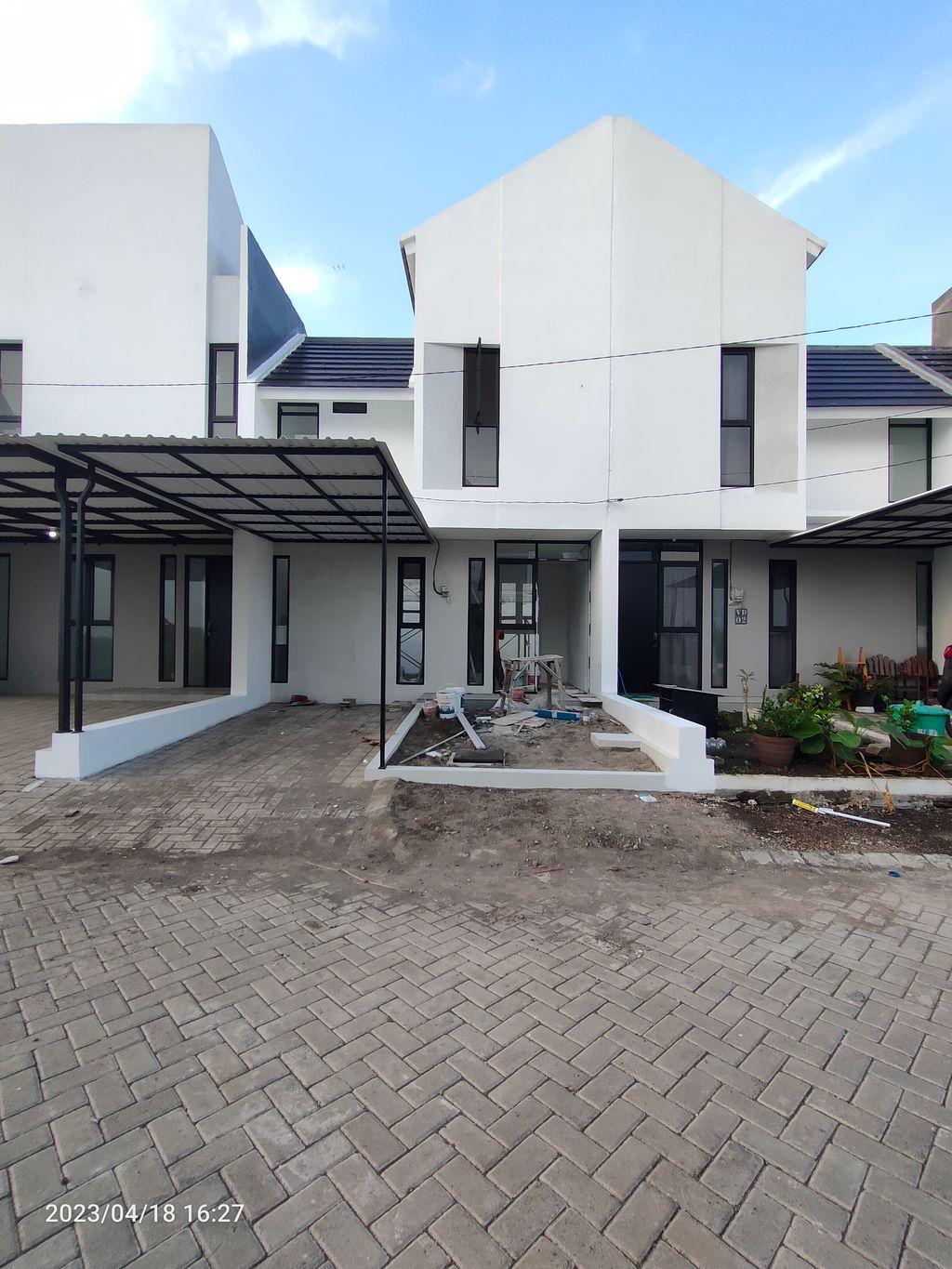 foto tampak rumah tipe FLINT perumahan TERRANIA LIVING