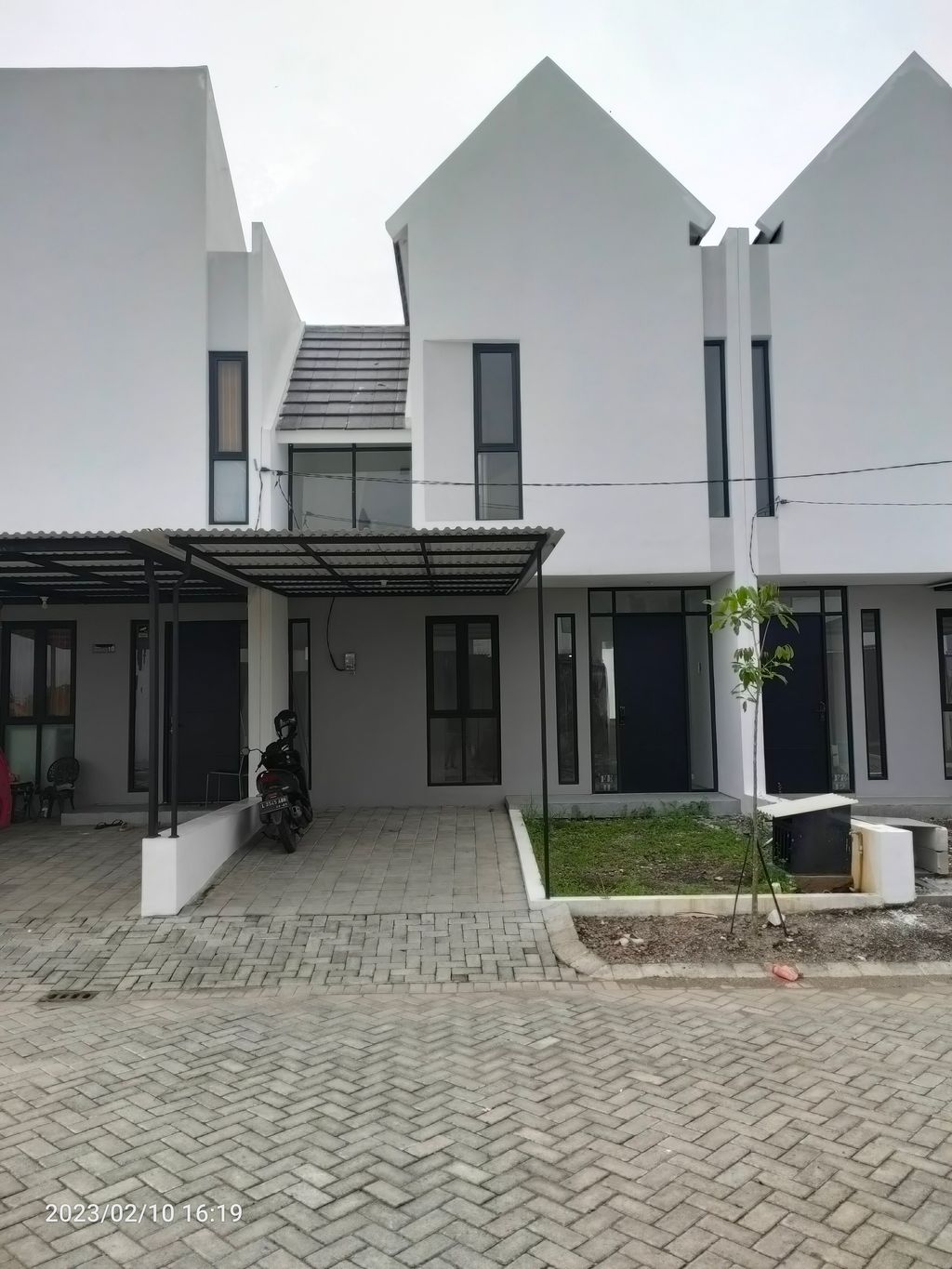 foto tampak rumah tipe ARKOSE perumahan TERRANIA LIVING