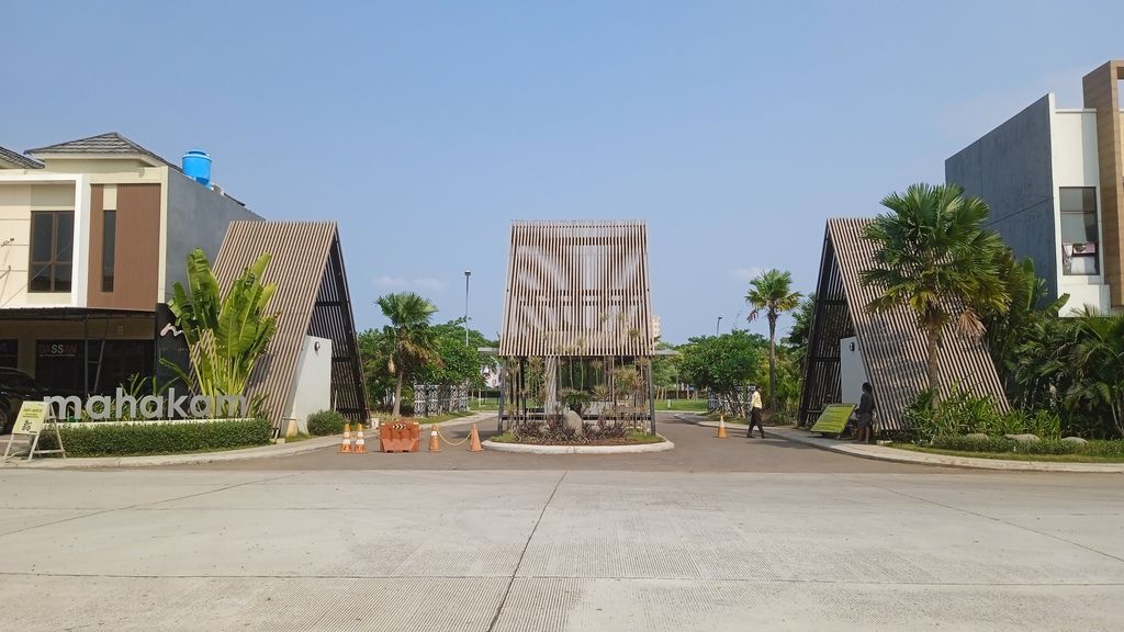 foto gerbang perumahan Jakarta Garden City Mahakam The Signature