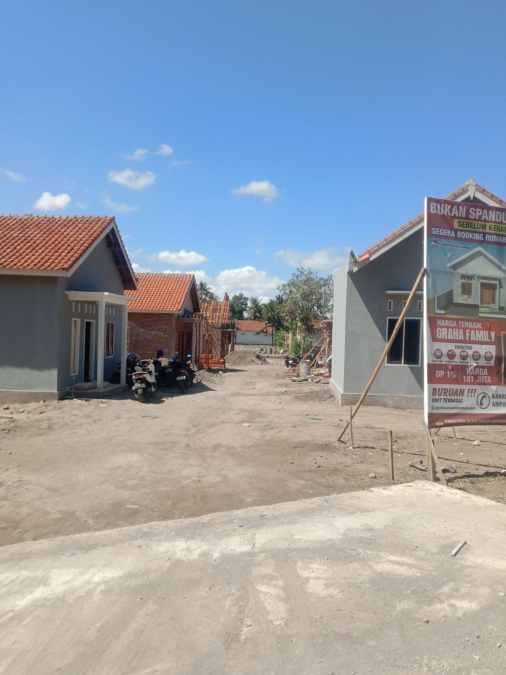 foto gerbang perumahan GRAHA FAMILY
