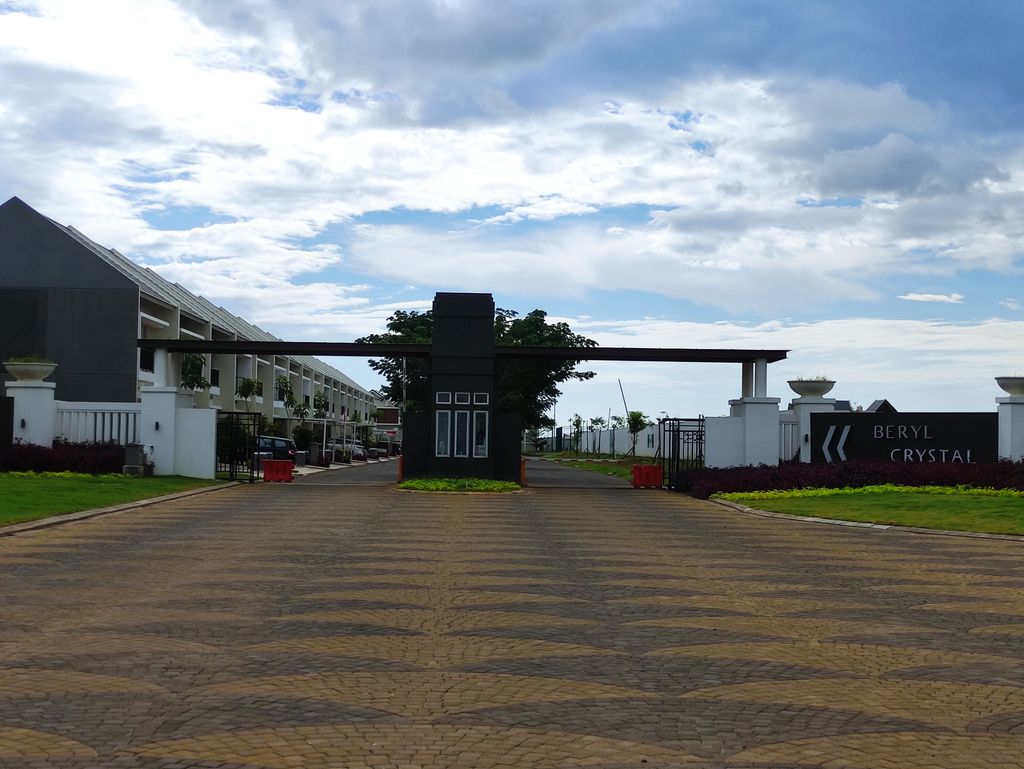foto gerbang perumahan SUMMARECON MUTIARA MAKASSAR CLUSTER CRYSTAL