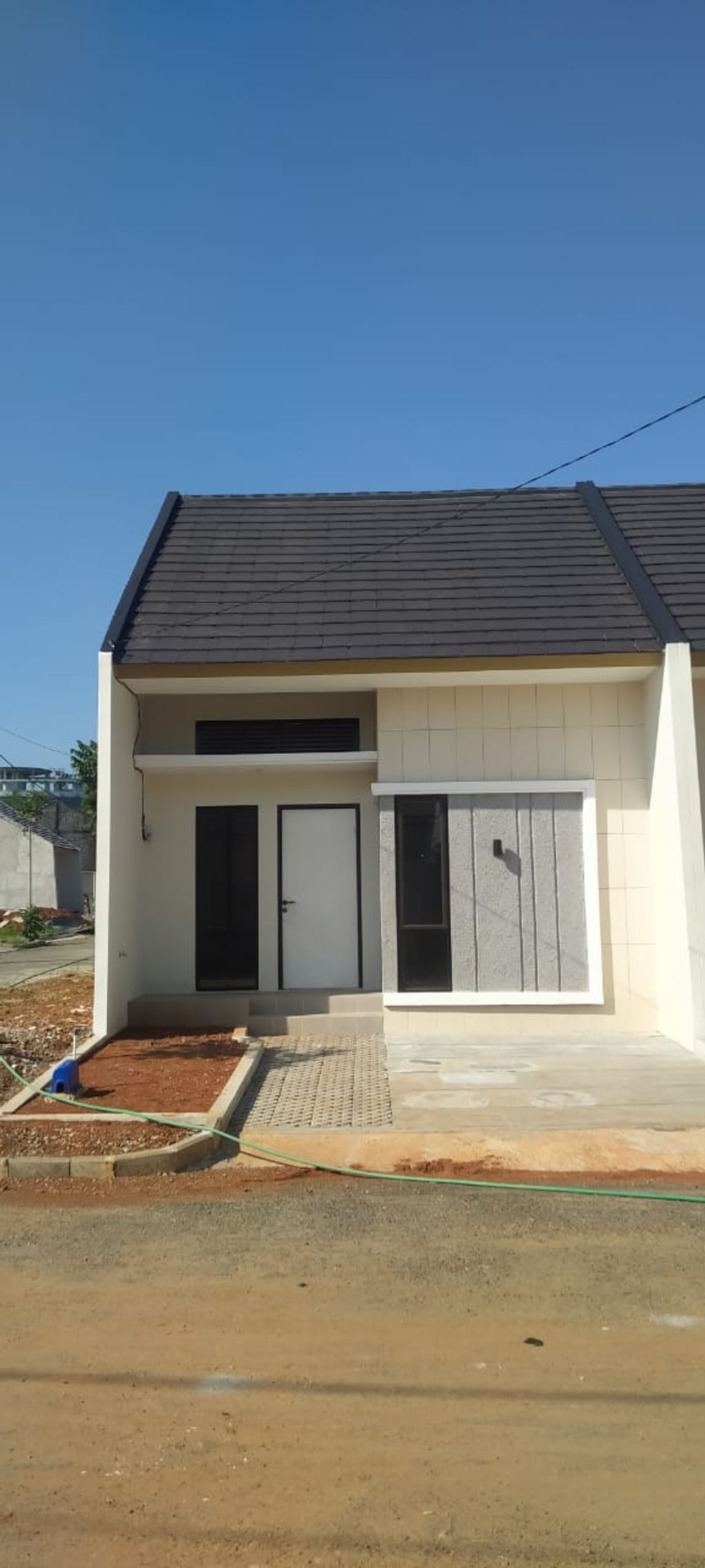 foto tampak rumah tipe KANNA-NON STANDAR perumahan Villa Rizki Ilhami 2 Sawangan Cluster Munawarah