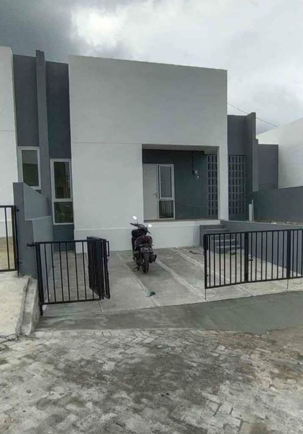 foto tampak rumah tipe ELORA HILL 48 / 120 perumahan Perum Griya Lestari