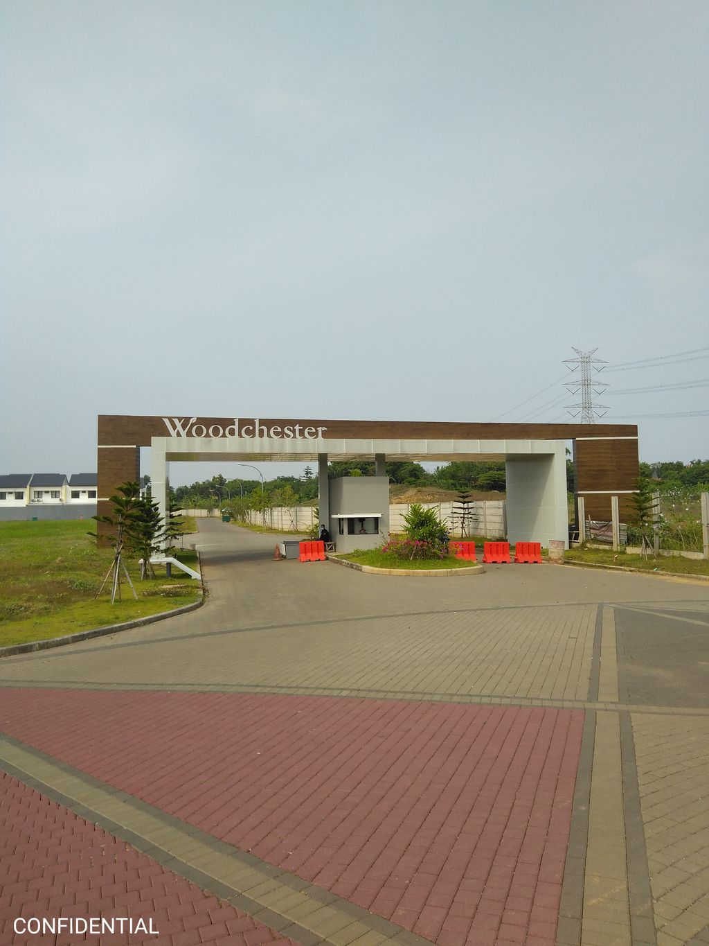 foto gerbang perumahan Woodchester Tahap 1