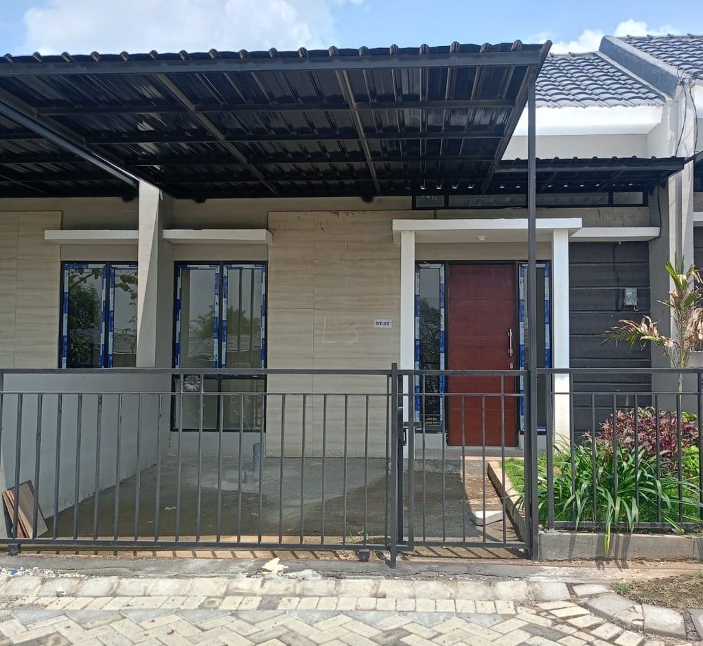 foto tampak rumah tipe New Sevilla perumahan Perumahan Grand Kedamean Regency tahap II