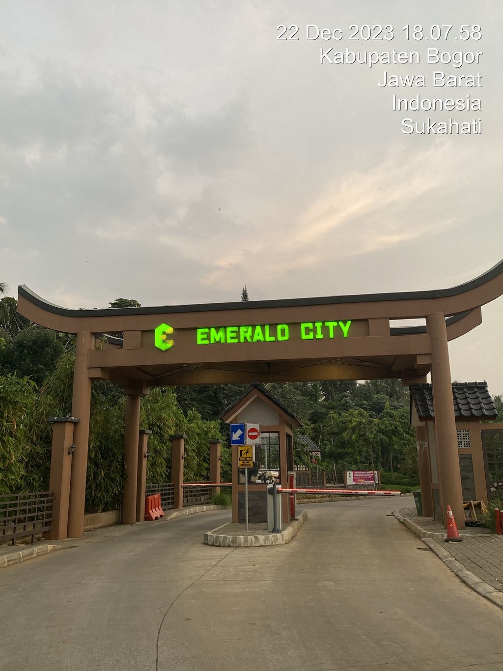 foto gerbang perumahan EMERALD CITY