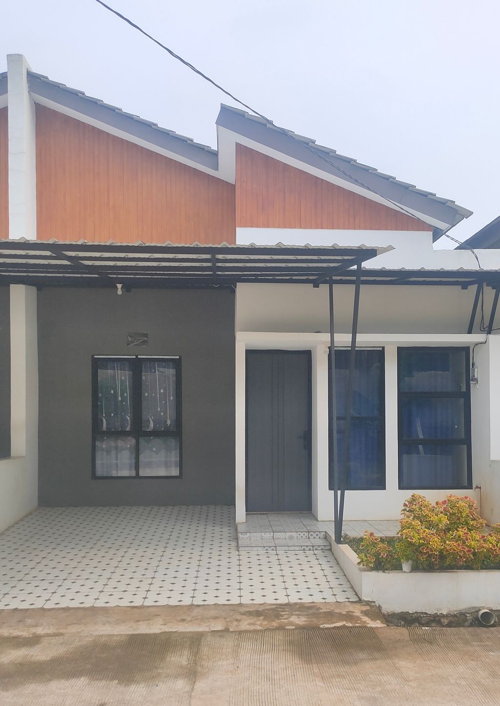 foto tampak rumah tipe 36/85 perumahan Swarnaloka Residence
