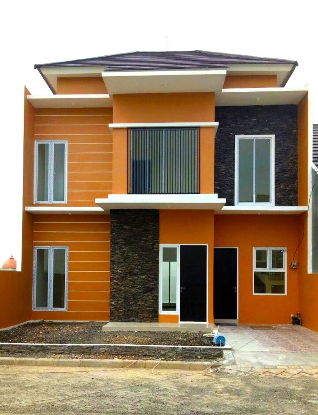 foto tampak rumah tipe Grande B perumahan Bella Casa Village
