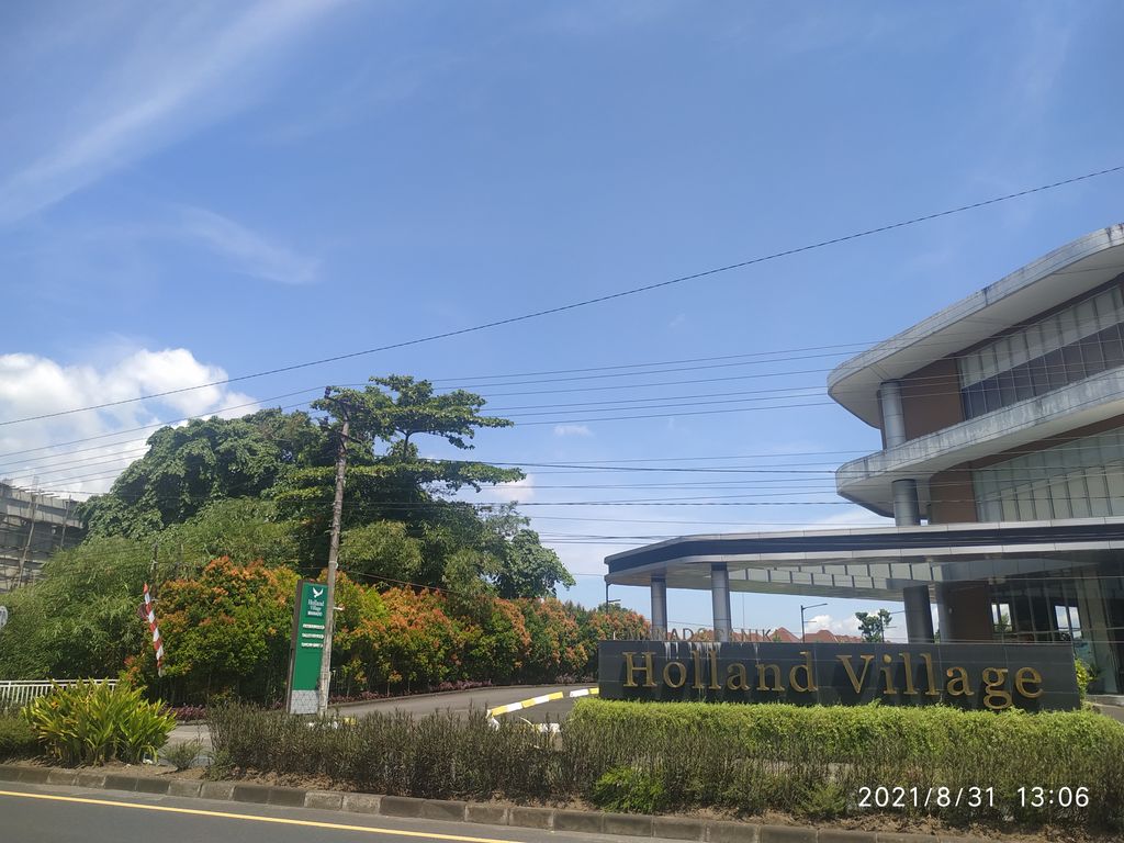 foto gerbang perumahan HOLLAND VILLAGE MANADO (BLOEMENDAL)