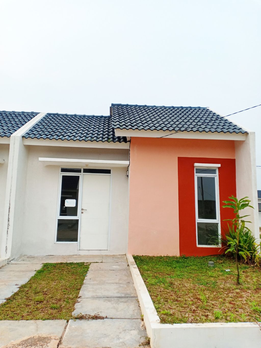 foto tampak rumah tipe 36/72 perumahan Perumnas Samesta Parayasa