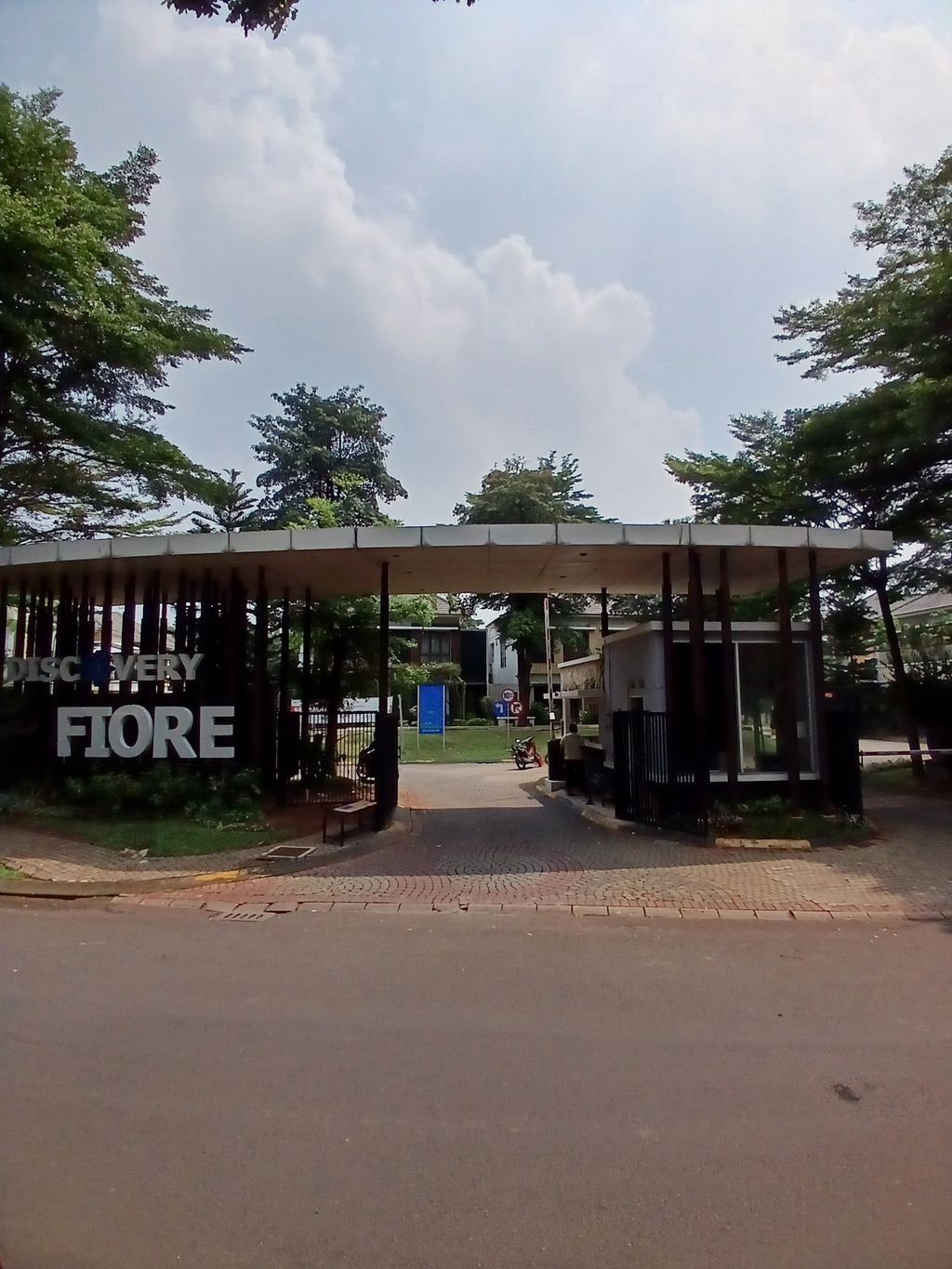 foto gerbang perumahan DISCOVERY FIORE BINTARO JAYA