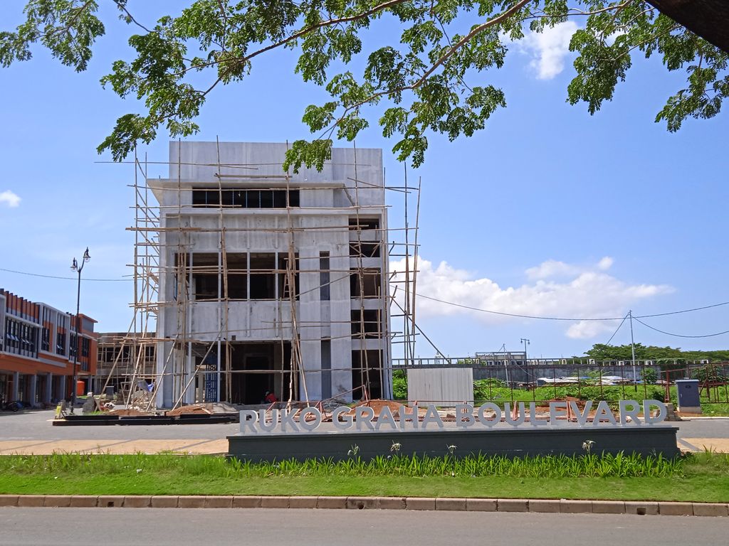 foto gerbang perumahan SUMMARECON MUTIARA MAKASSAR RUKO GRAHA BOULEVARD