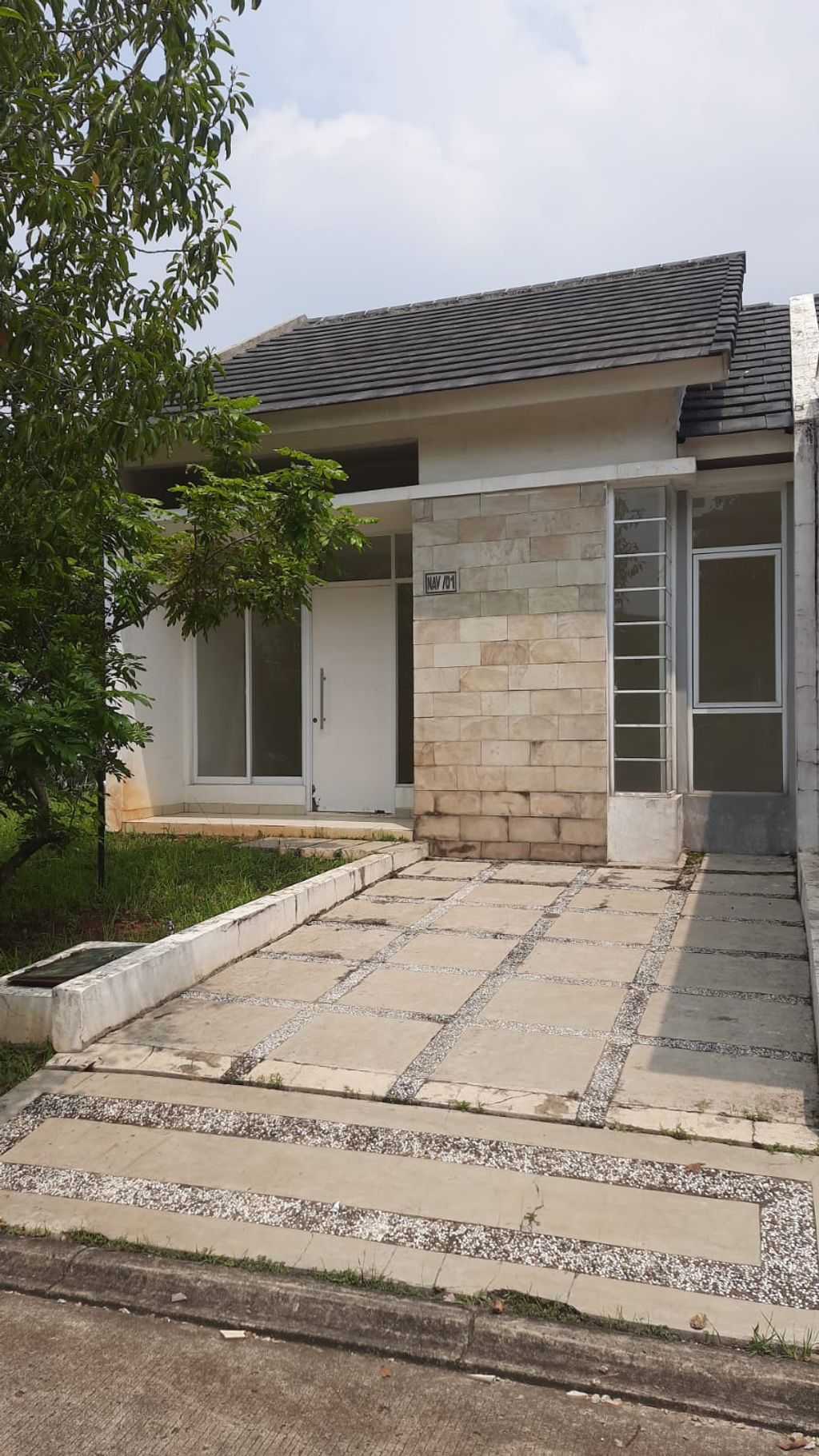 foto tampak rumah tipe NA5-0001 perumahan SERPONG NATURA CITY