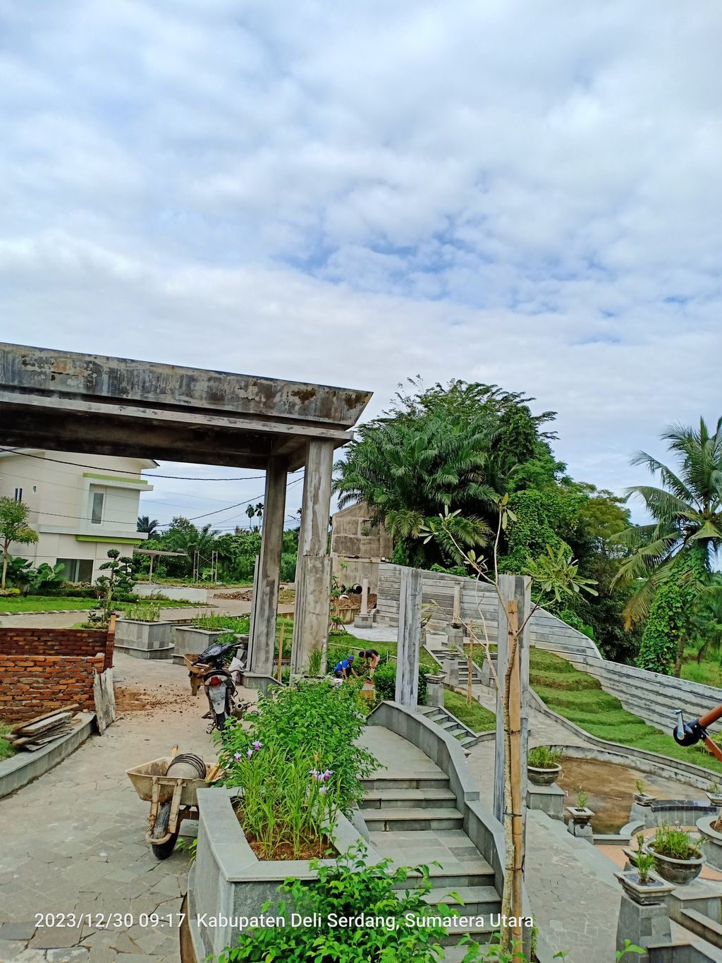 foto posisi tengah perumahan THE RICH