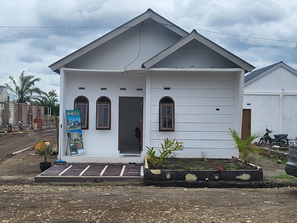 foto contoh rumah perumahan Family Land