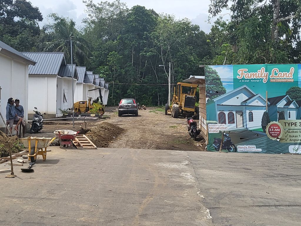 foto gerbang perumahan Family Land