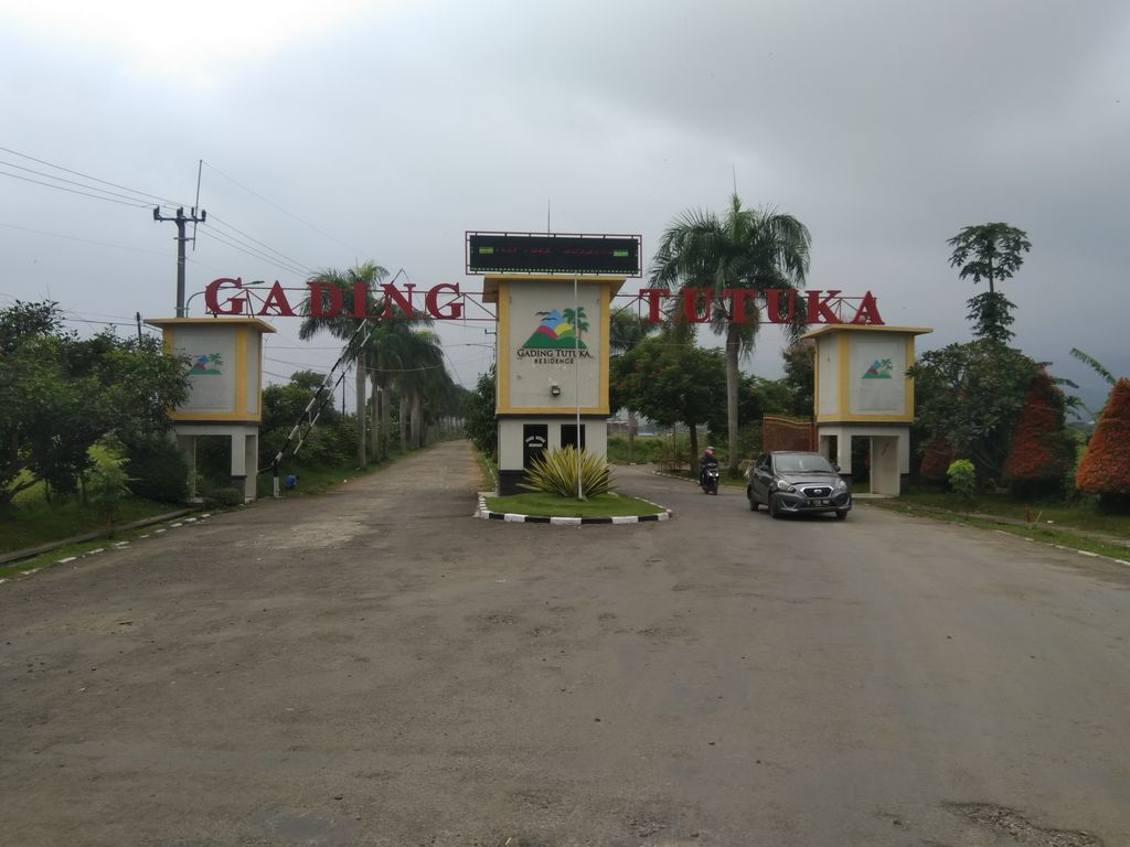 foto gerbang perumahan GADING TUTUKA RESIDENCE KEMALA
