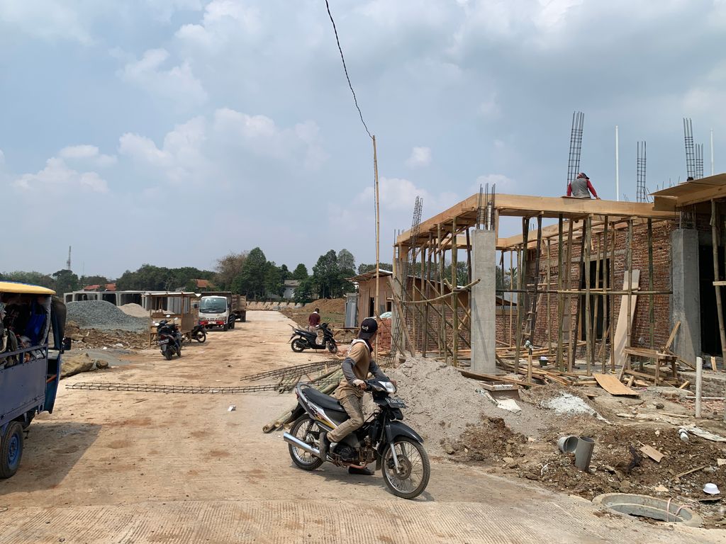 foto posisi tengah perumahan GRAND WISATA - KLASIKA TAMBAHAN