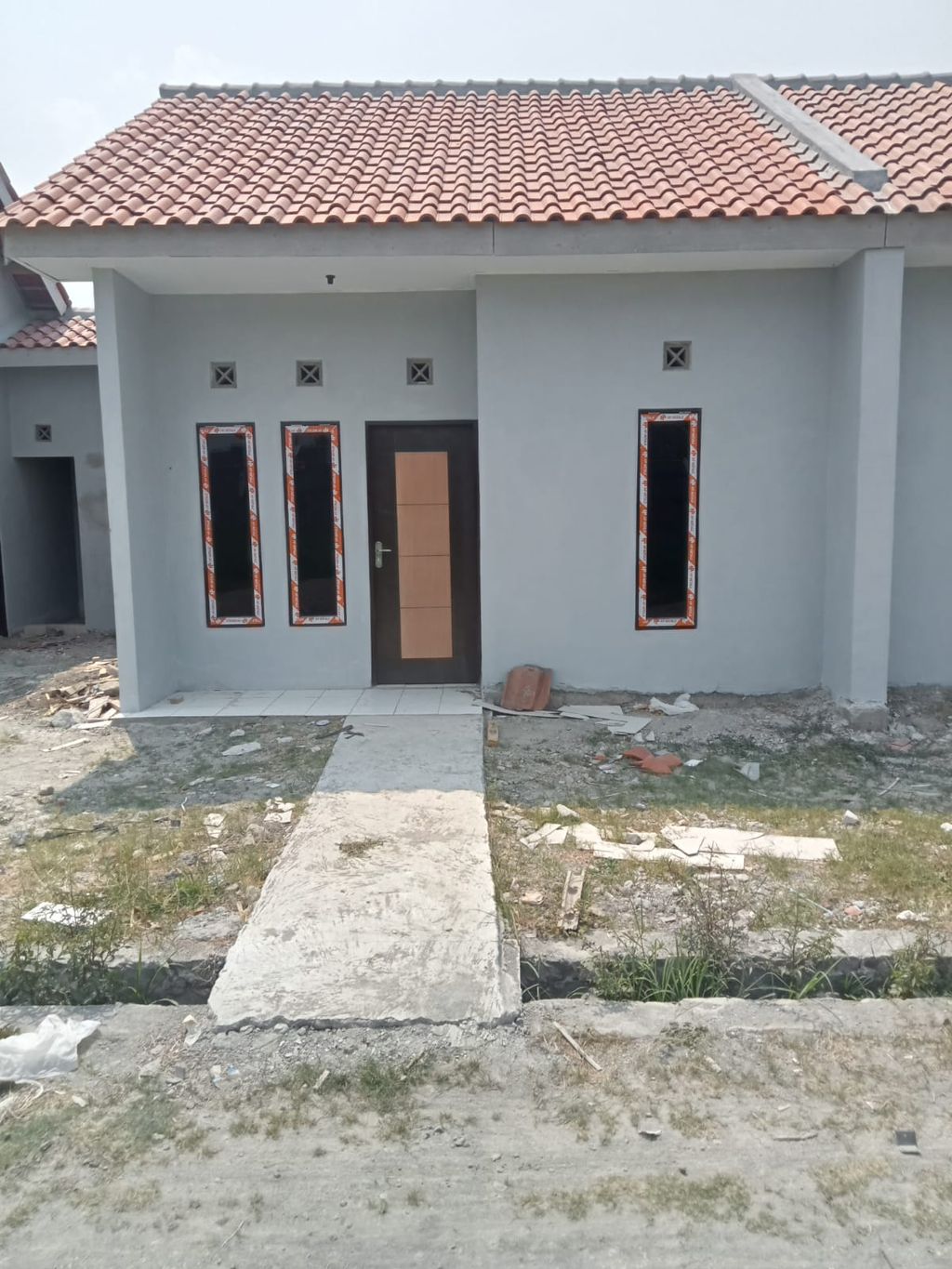 foto tampak rumah tipe 30/67 perumahan PERUM SARASWATI BARU 2