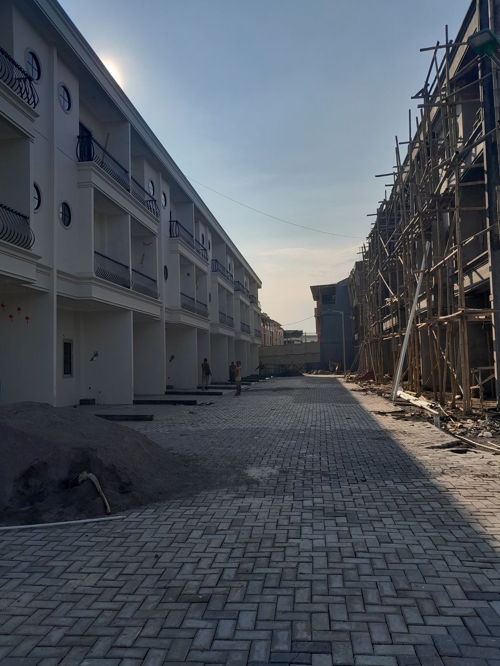 foto posisi tengah perumahan GRAND MEDITERANIA RESIDENCE