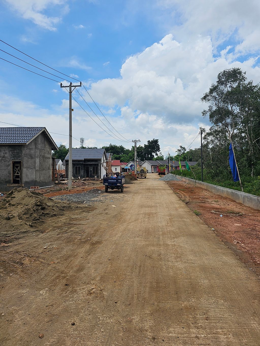 foto posisi tengah perumahan MEGA CAKRA REGENCY