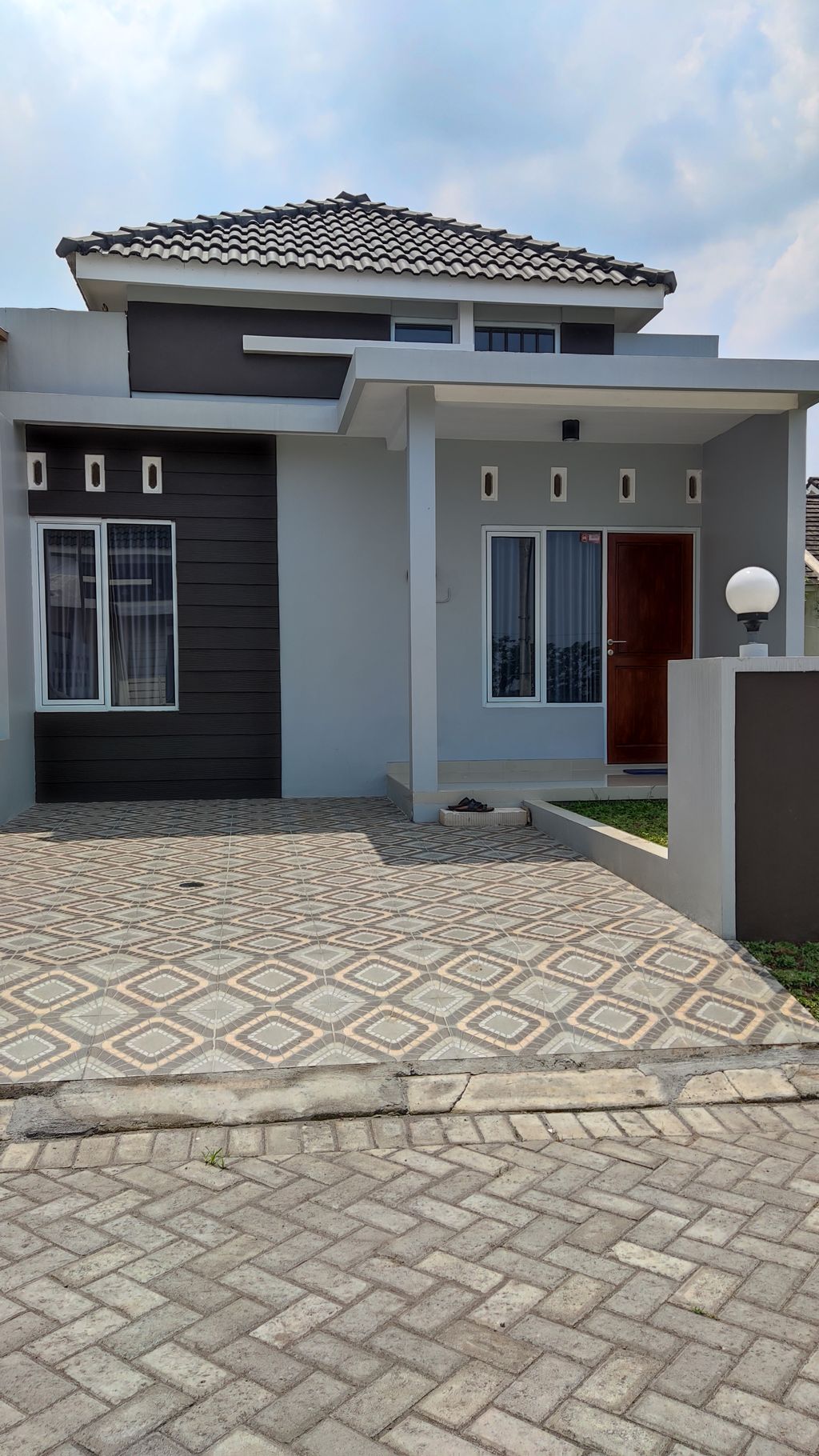 foto tampak rumah tipe E2-01 ARIS perumahan GRAND PANORAMA 3
