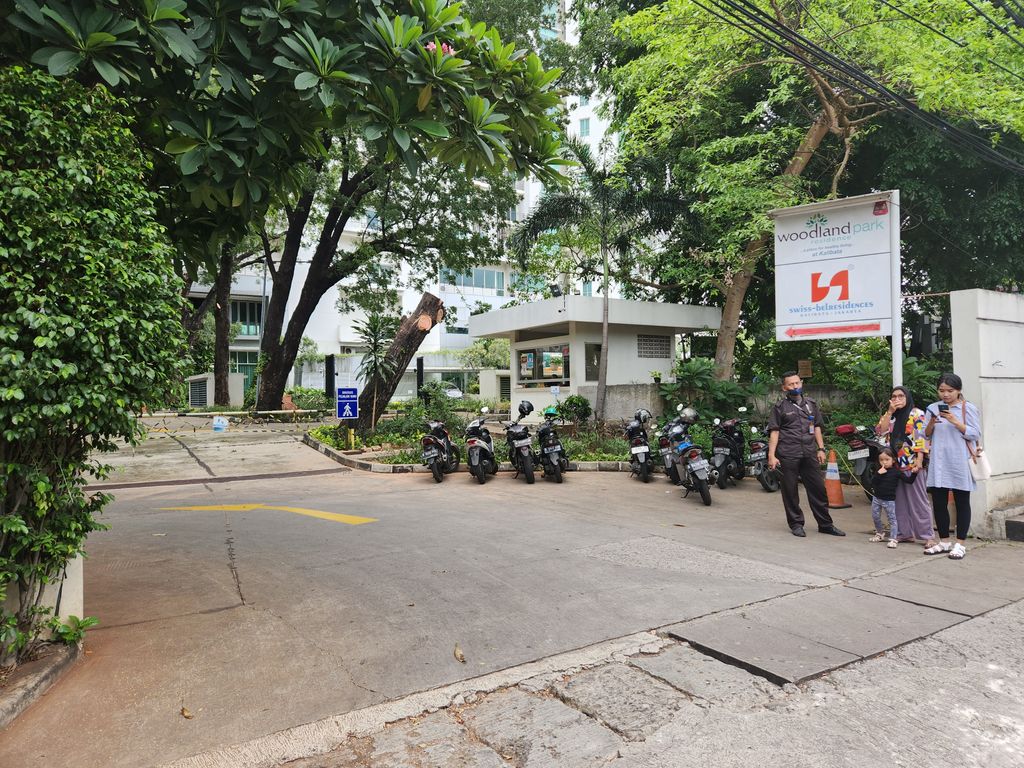 foto gerbang perumahan Woodland Park Residence