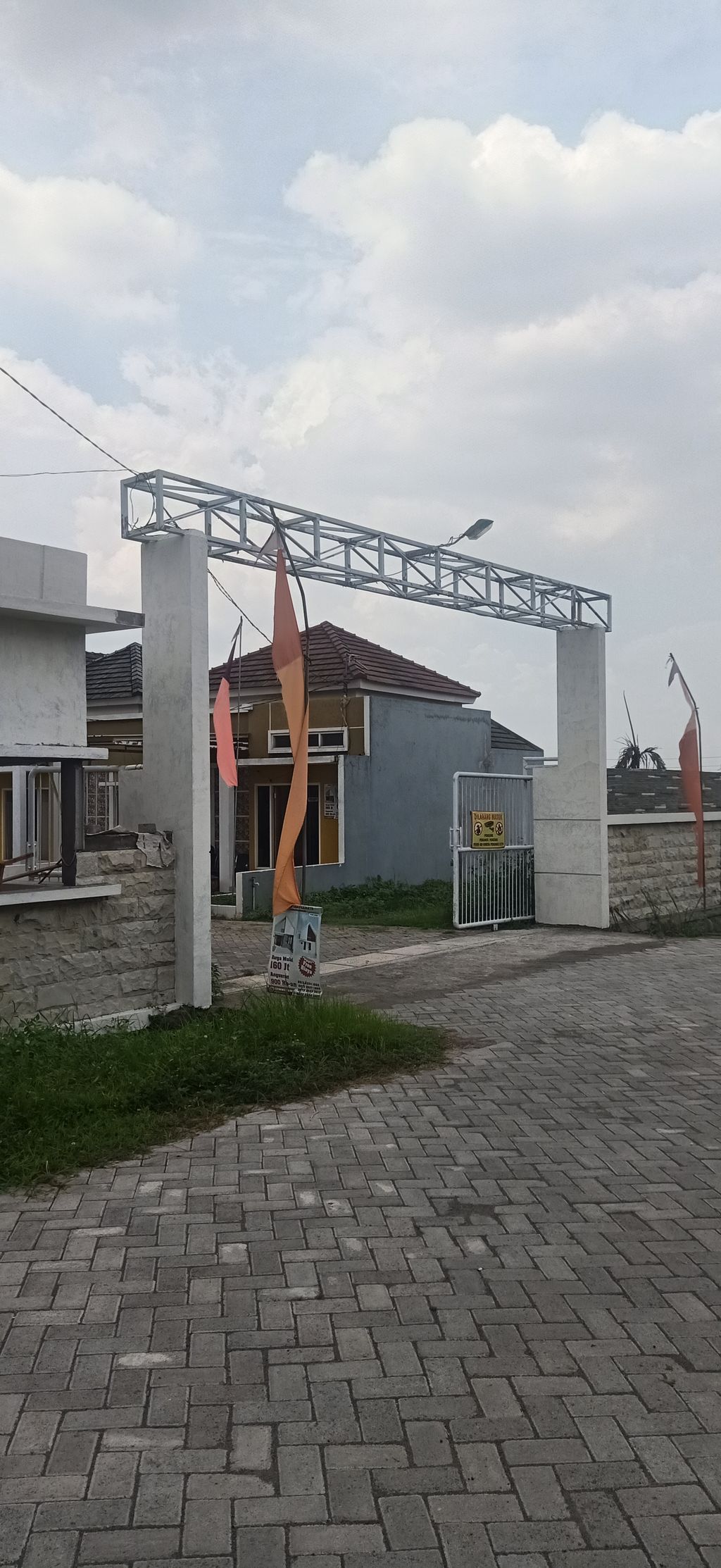 foto gerbang perumahan GRIYA PURI PERMATA
