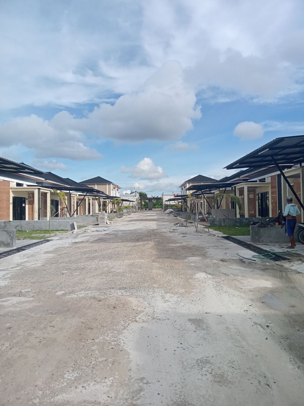foto posisi tengah perumahan ROYAL BOULEVARD RESIDENCE