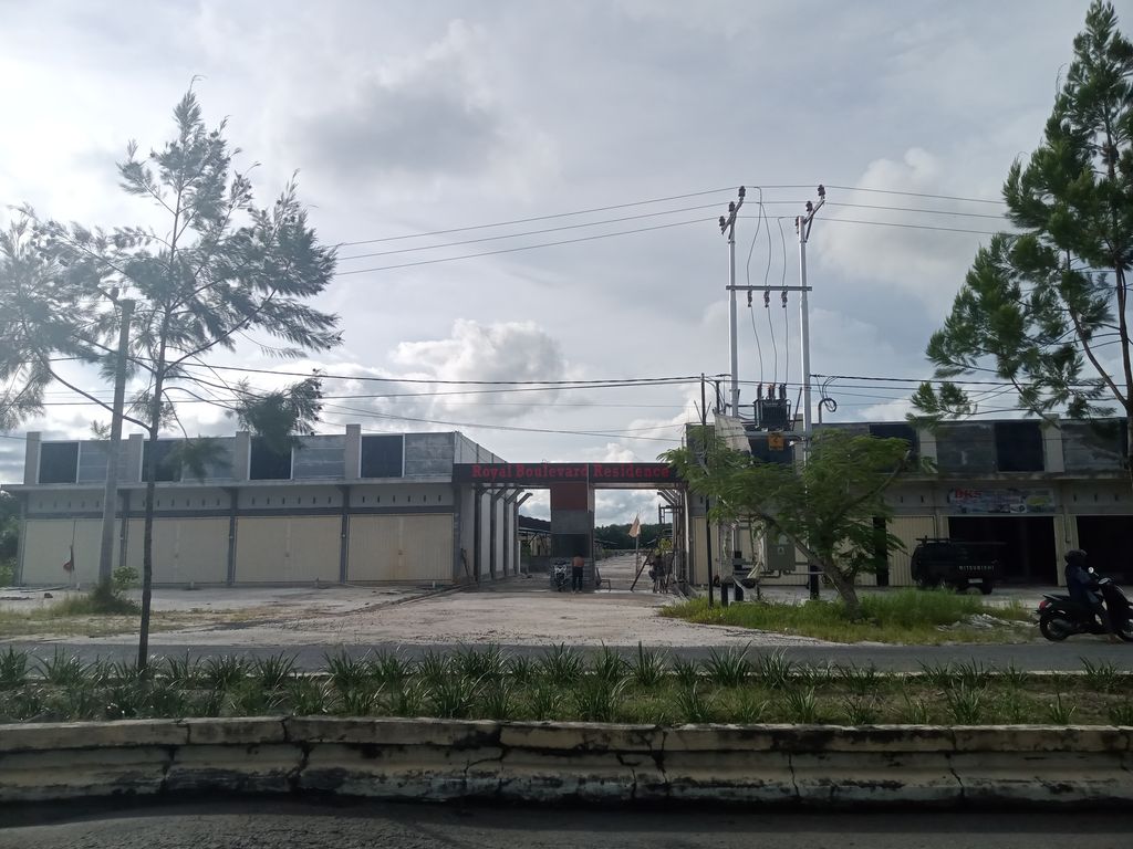 foto gerbang perumahan ROYAL BOULEVARD RESIDENCE