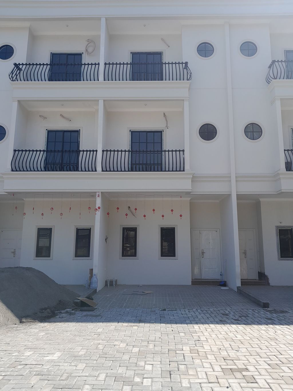 foto tampak rumah tipe 60/80 perumahan GRAND MEDITERANIA RESIDENCE