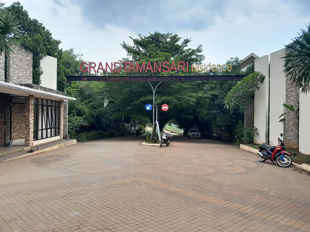 foto gerbang perumahan Grand Tamansari Residence 1