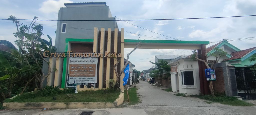 foto gerbang perumahan GRIYA TAMANAN KOTA